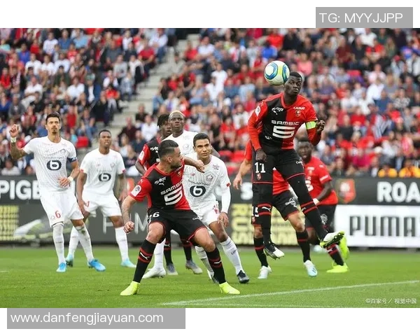 艾斯坦拿与雷恩的激烈对决揭示足球战术与团队合作的精彩瞬间